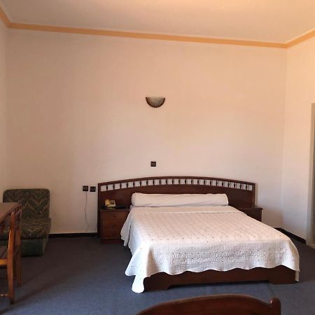 לאראש Hotel Choumis Haj Messaoud מראה חיצוני תמונה