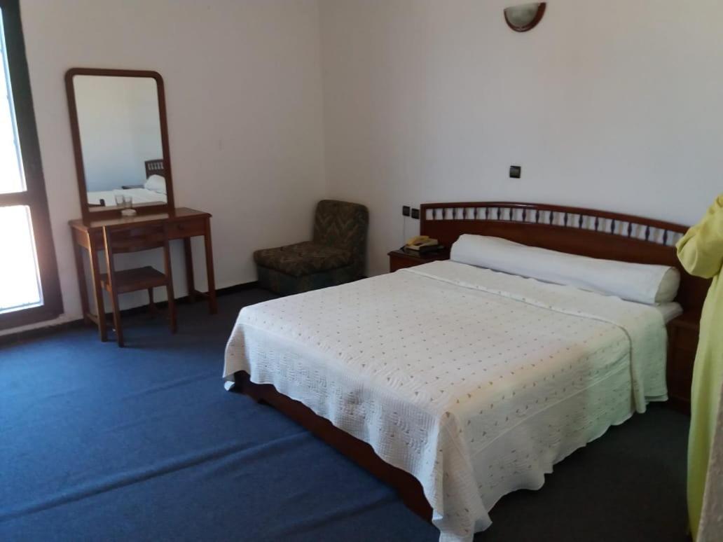 לאראש Hotel Choumis Haj Messaoud מראה חיצוני תמונה
